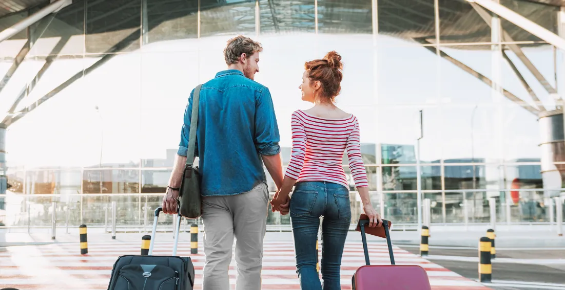 Een koppel op het punt te vertrekken voor een reis op een luchthaven